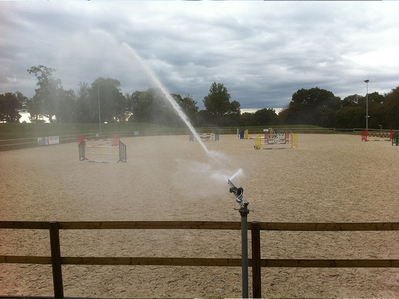 Arrosage du sol dans une carrière équestre | Perdr'Eau, Les Maîtres de l'Eau 