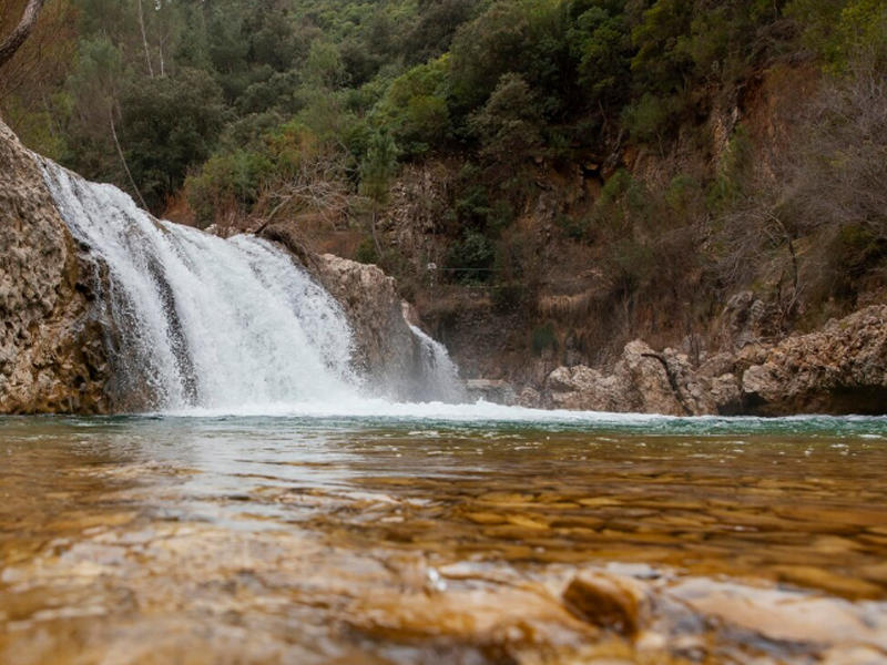 Pompe à eau raccordé à une ressource en eau naturel | Perdr'Eau, Les Maîtres de l'Eau 