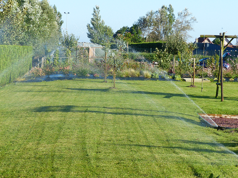 Arrosage oscillant, idéal pour les massifs et pelouse | Perdr'Eau, Les Maîtres de l'Eau