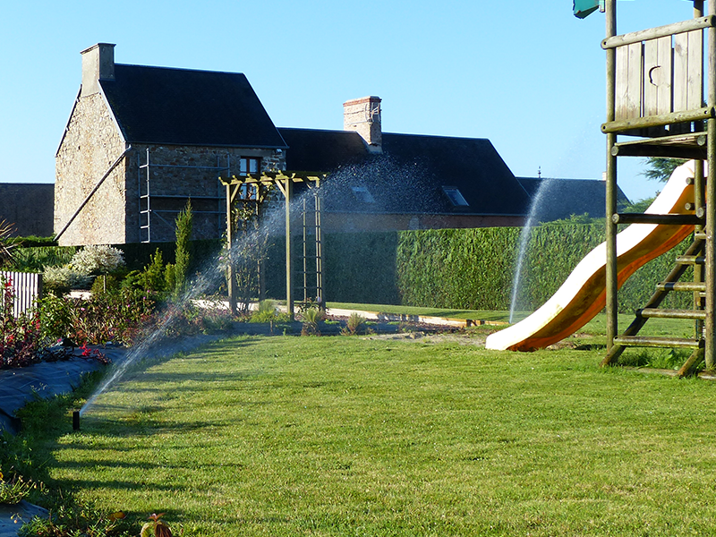 arrosage de la pelouse chez un particuliers près de Créances | Perdr'Eau, Les Maîtres de l'Eau