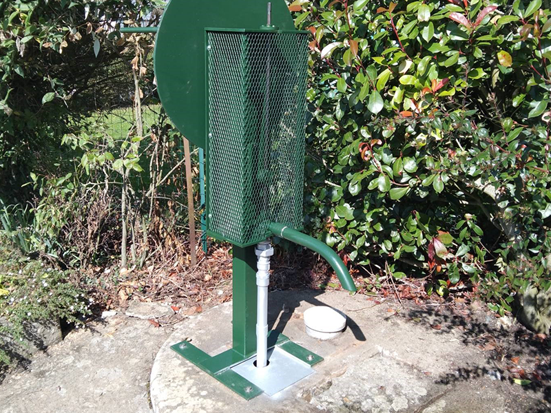 Pompe manuelle de récupération de l'eau de puits | Perdr'Eau, Les Maîtres de l'Eau