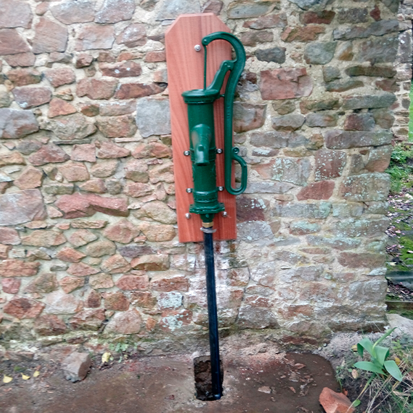 Pompe à puits manuelle | Perdr'Eau, Les Maîtres de l'Eau
